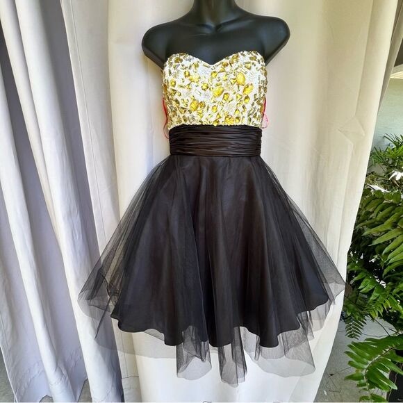 Flirt by Maggie Sottero NWT formal dress 🔥 white and gold beaded bodice 🔥 SZ 6 - Picture 1 of 12